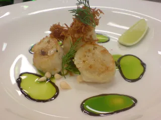 Scallops with dill oil